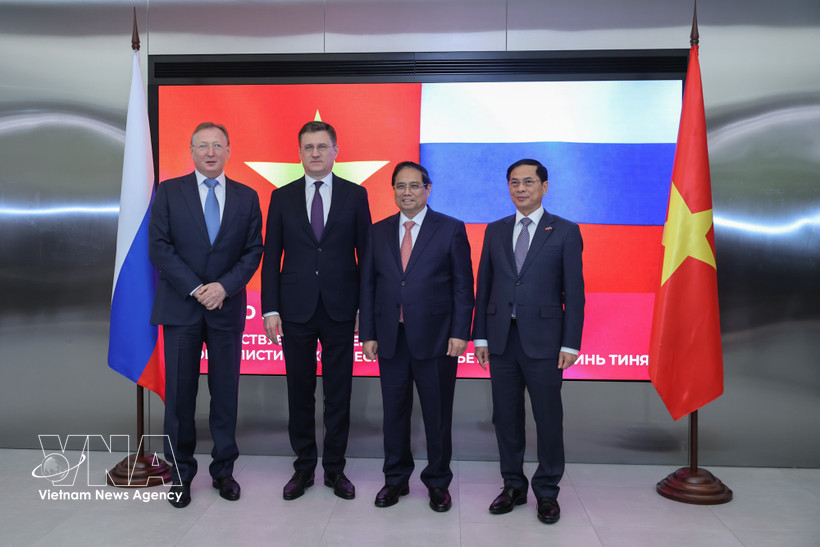 越南政府总理范明政（右二）、俄罗斯联邦副总理亚历山大·诺瓦克（左二）、越南政府副总理裴青山（右一）和扎鲁别日石油公司（左一）合影。图片来源：越通社