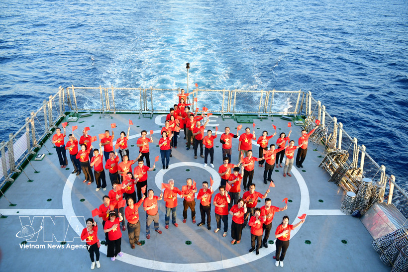 4月26日，来自全球24个国家和地区的60多位旅外越南侨胞结束了自2025年4月18日至26日期间，乘坐“大团结号”军舰探望长沙岛县和DK1海上高脚屋军民的行程。图自越通社